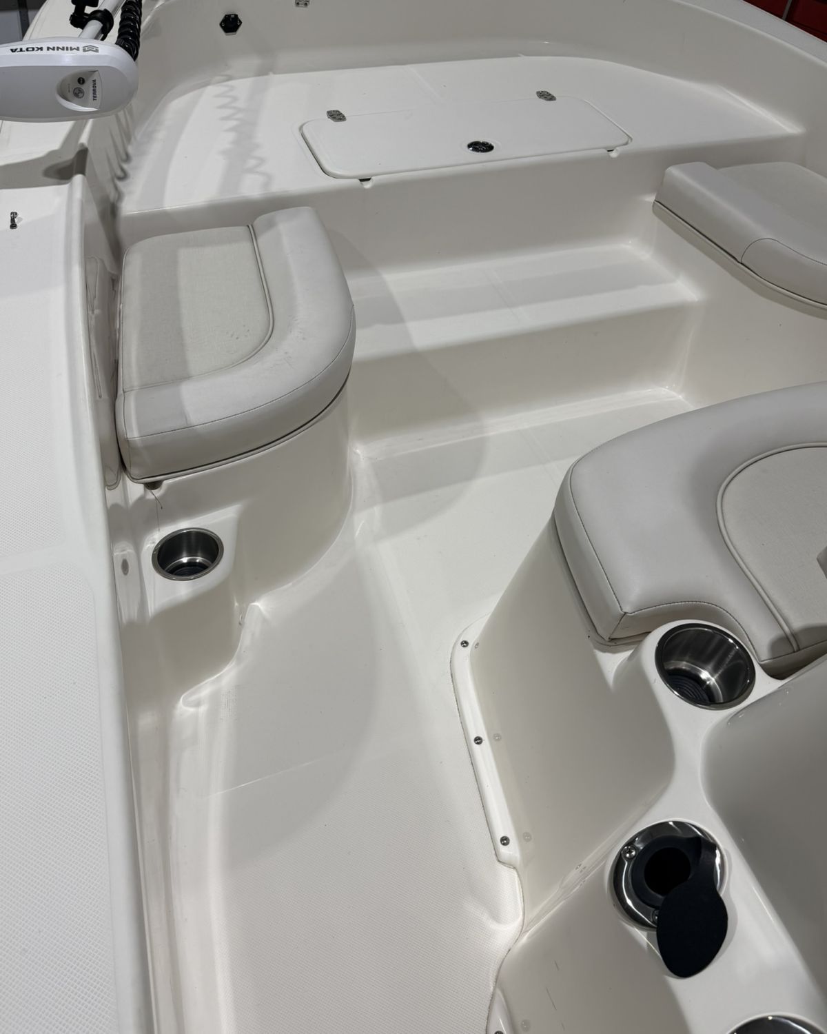 Side view of a Sundance bay boat walkway with original gelcoat floor